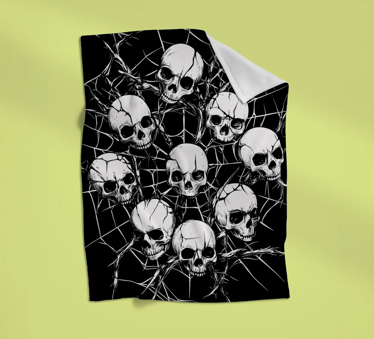 Cranio con ragnatela e spine coperta in pile da pixelbull - medieval art and more