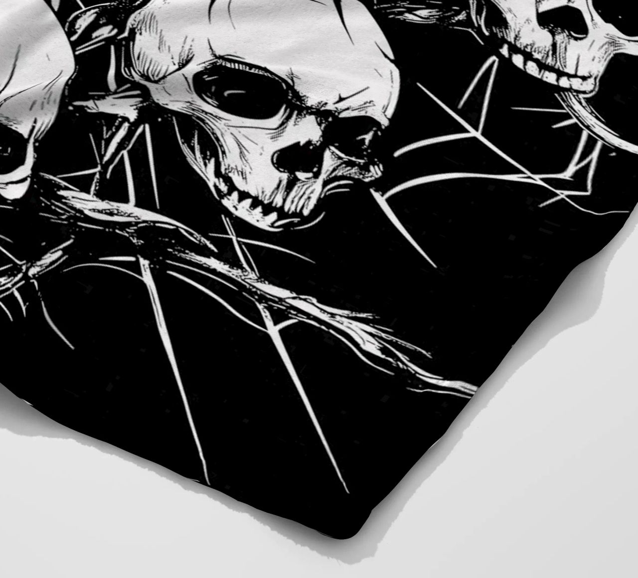 Cranio con ragnatela e spine coperta in pile da pixelbull - medieval art and more