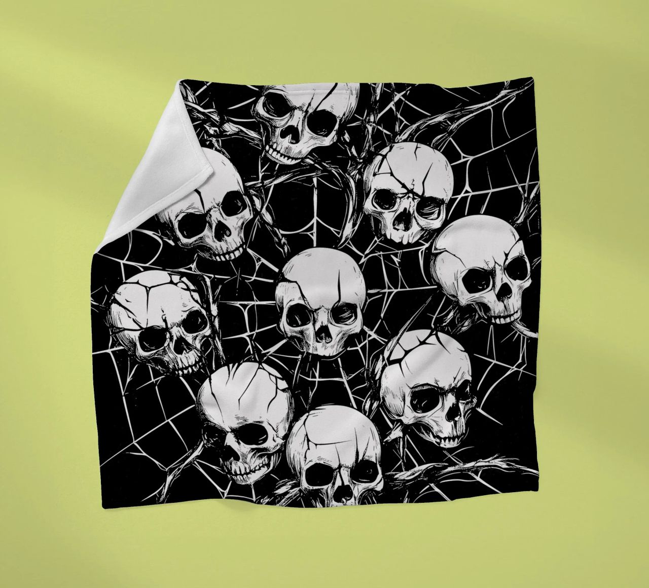 Cranio con ragnatela e spine coperta in pile da pixelbull - medieval art and more