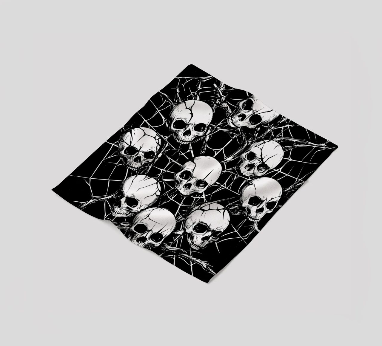 Cranio con ragnatela e spine coperta in pile da pixelbull - medieval art and more