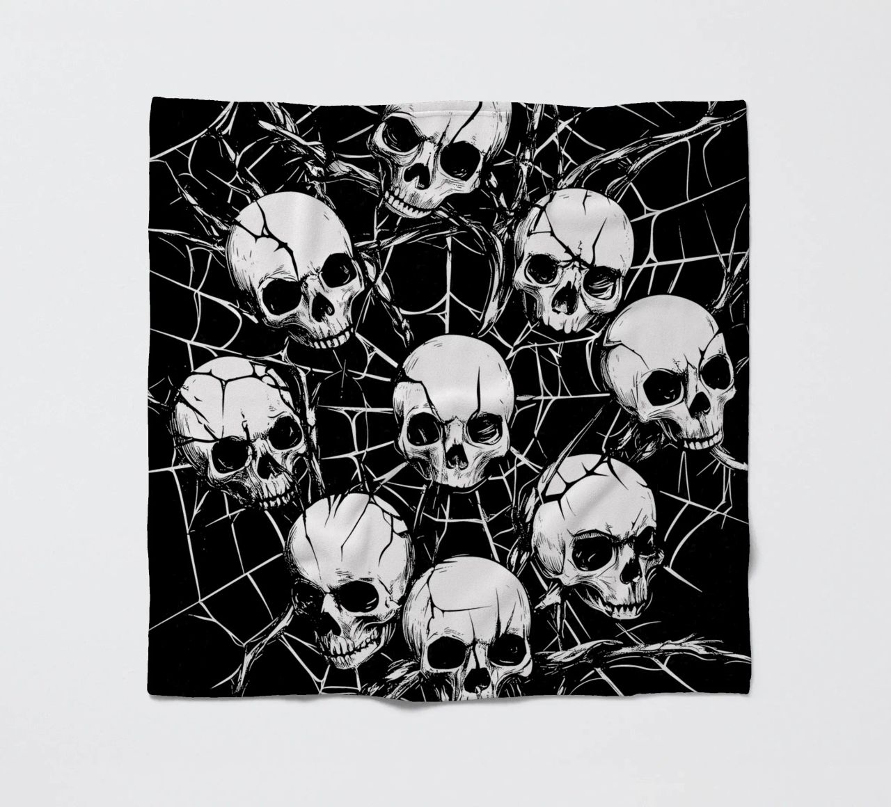 Cranio con ragnatela e spine coperta in pile da pixelbull - medieval art and more