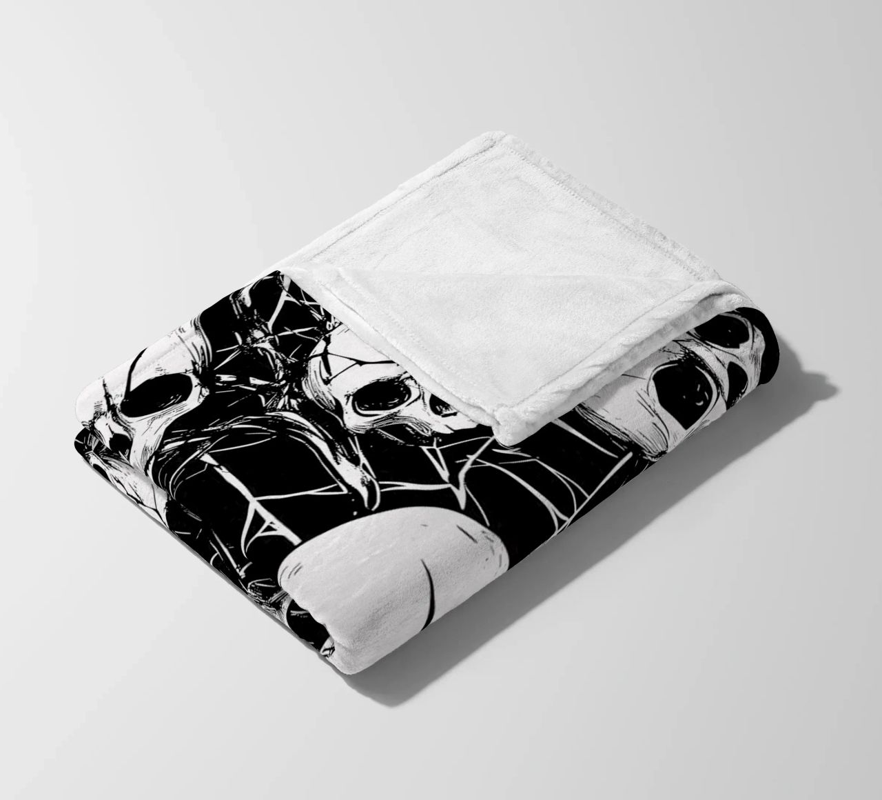 Cranio con ragnatela e spine coperta in pile da pixelbull - medieval art and more