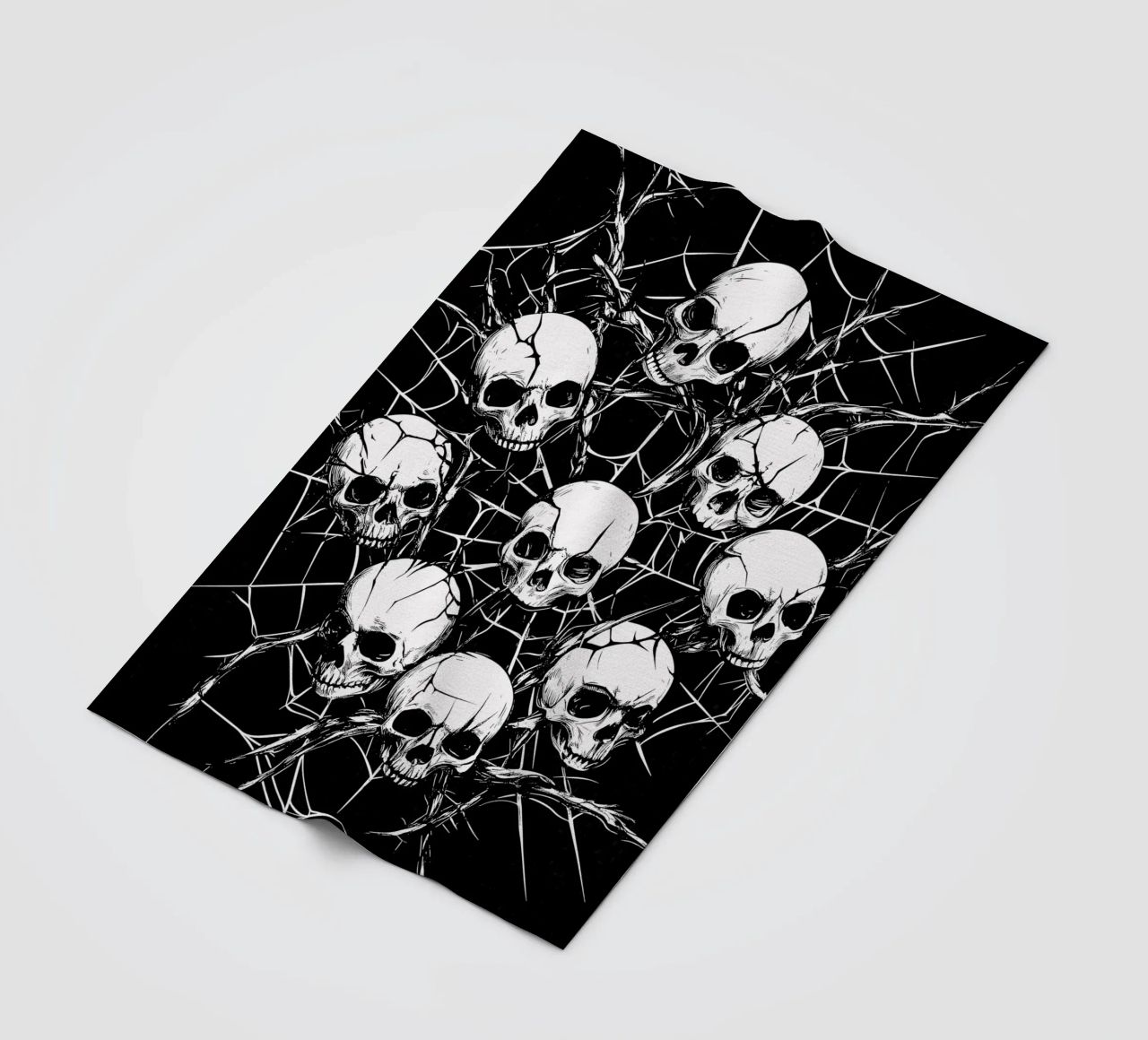 Cranio con ragnatela e spine coperta in pile da pixelbull - medieval art and more