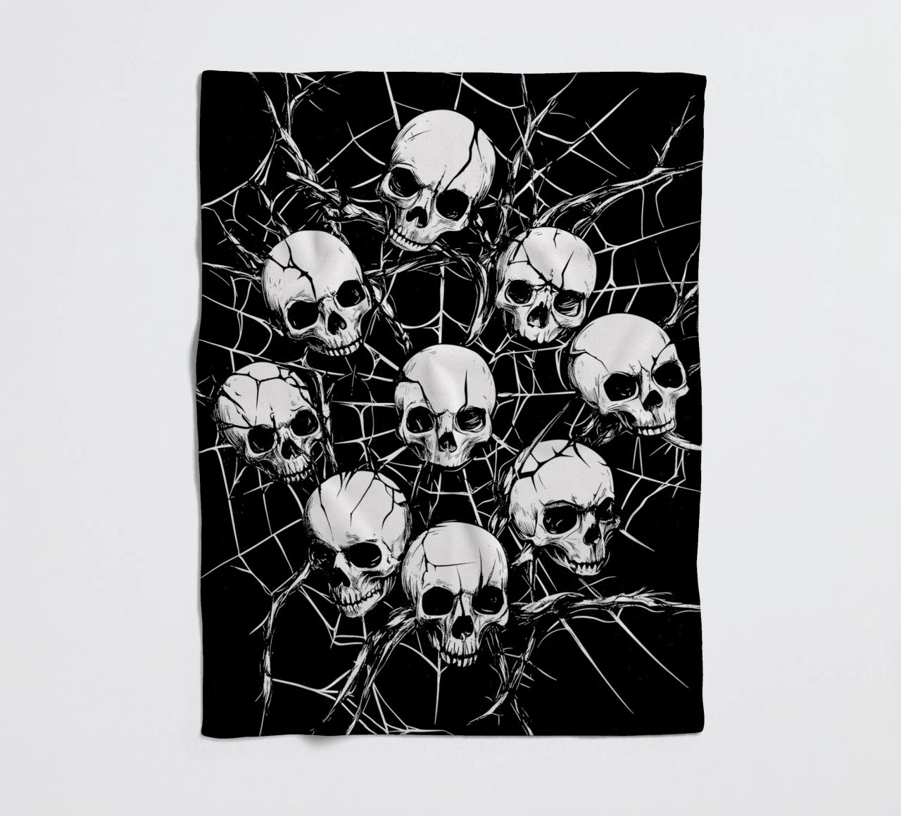 Cranio con ragnatela e spine coperta in pile da pixelbull - medieval art and more