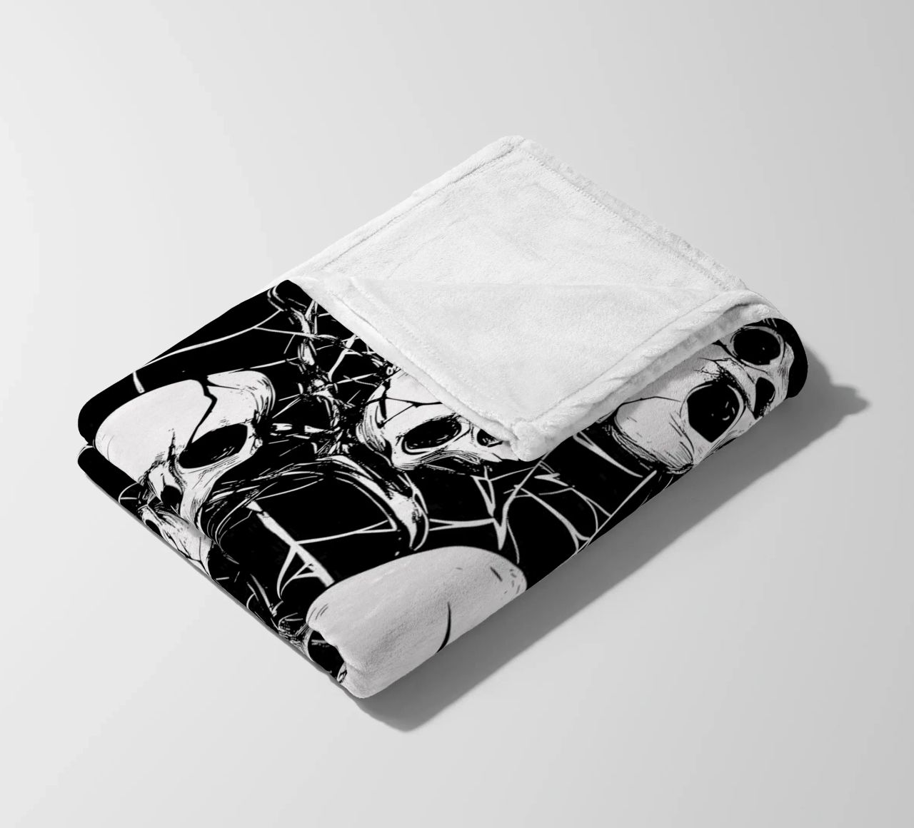 Cranio con ragnatela e spine coperta in pile da pixelbull - medieval art and more