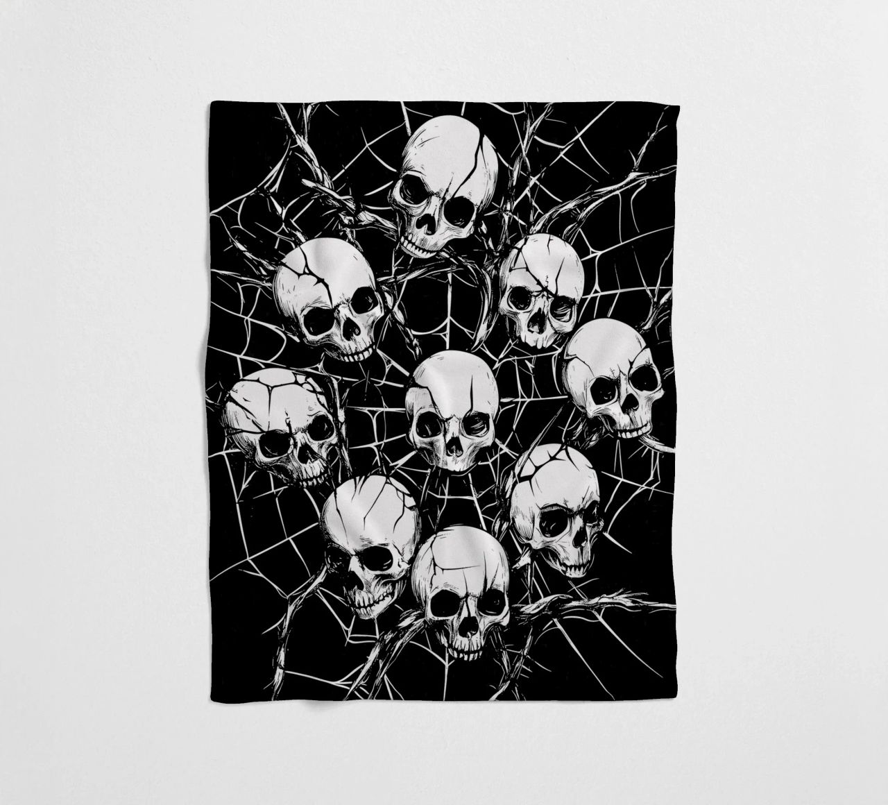 Cranio con ragnatela e spine coperta in pile da pixelbull - medieval art and more