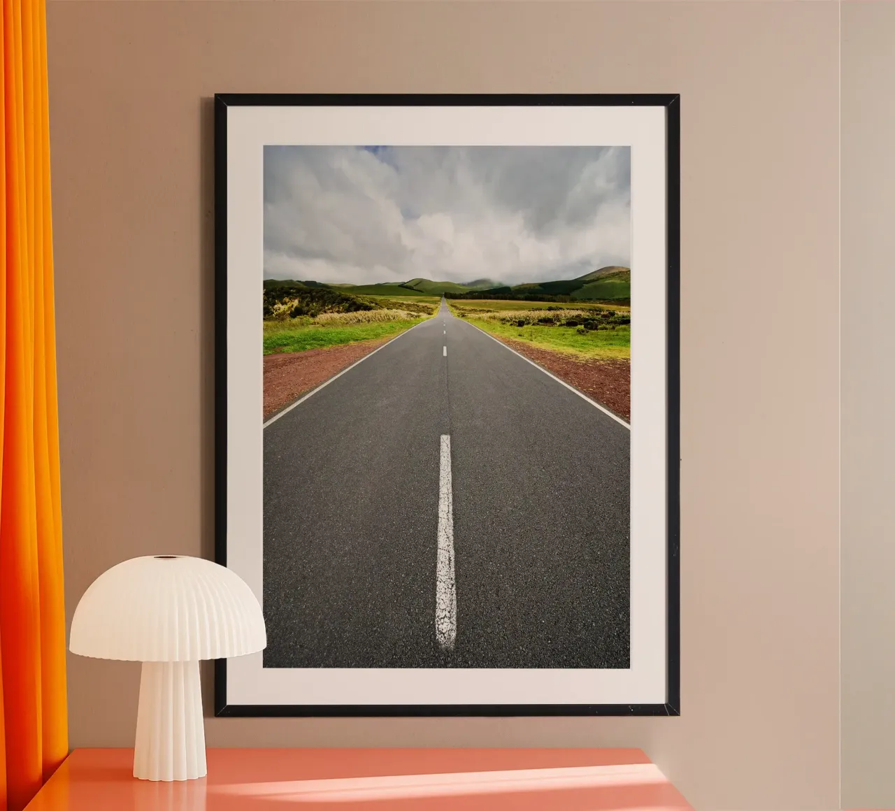 strada deserta orizzonte cielo chiaro nuvole paesaggio rurale poster con telaio in plastica da Kirsten C Nolan