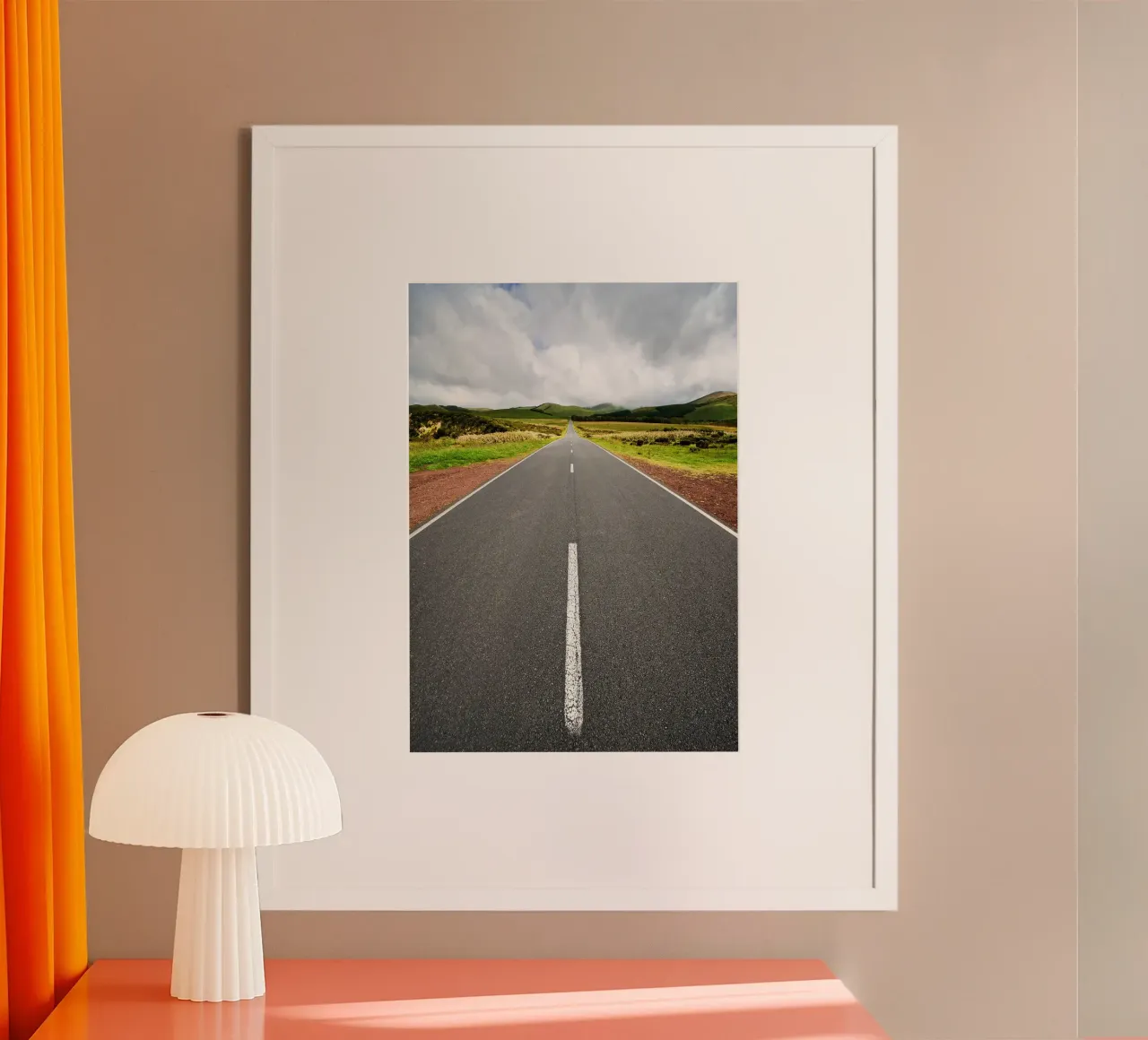 strada deserta orizzonte cielo chiaro nuvole paesaggio rurale poster con telaio in plastica da Kirsten C Nolan