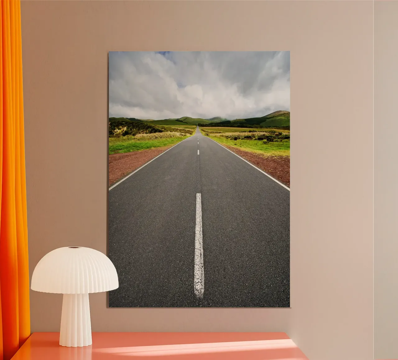 strada deserta orizzonte cielo chiaro nuvole paesaggio rurale poster con telaio in plastica da Kirsten C Nolan