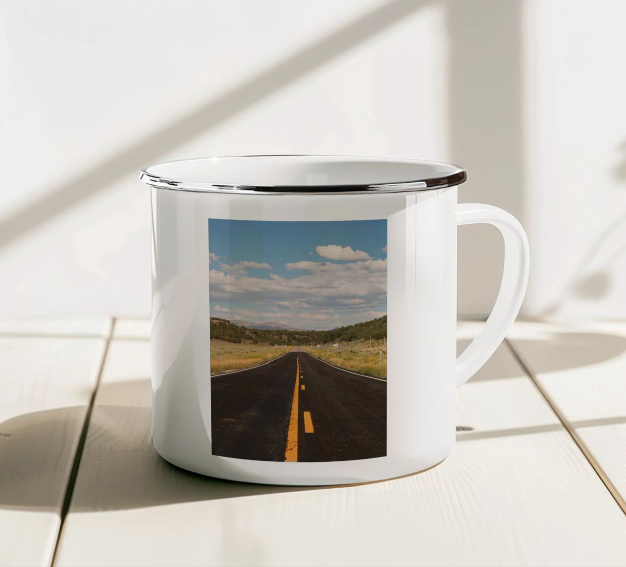 strada aperta asfalto autostrada linee gialle tazza in smalto da Kip Joseph Davis