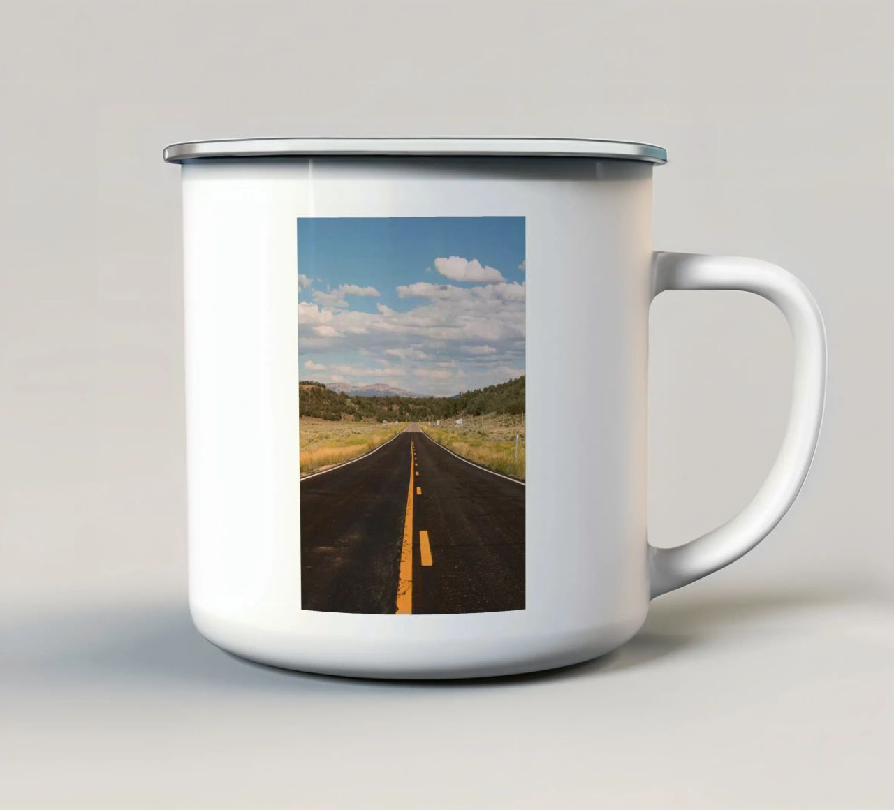 strada aperta asfalto autostrada linee gialle tazza in smalto da Kip Joseph Davis