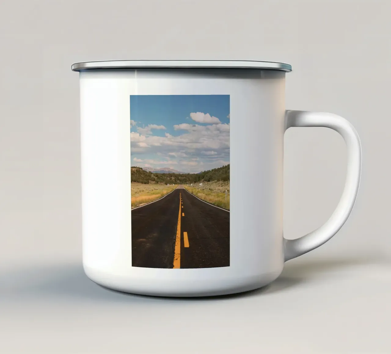 strada aperta asfalto autostrada linee gialle tazza in smalto da Kip Joseph Davis