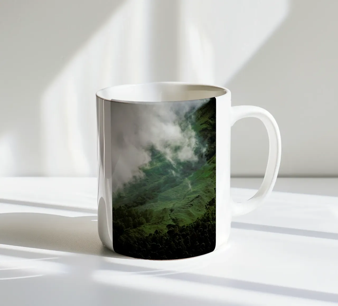 Hiking through Greens & Clouds tazza in ceramica da Studio Nahili
