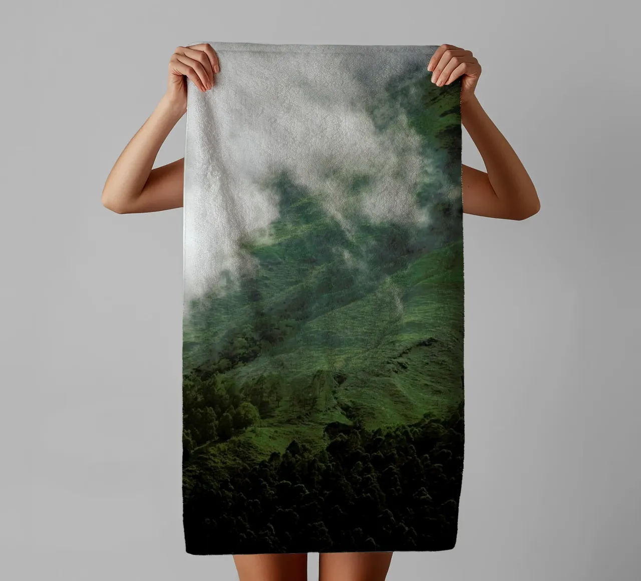 Hiking through Greens & Clouds asciugamano da bagno da Studio Nahili