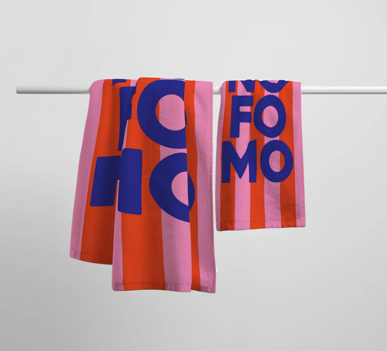 NO FOMO badhanddoek van XOXO Arte