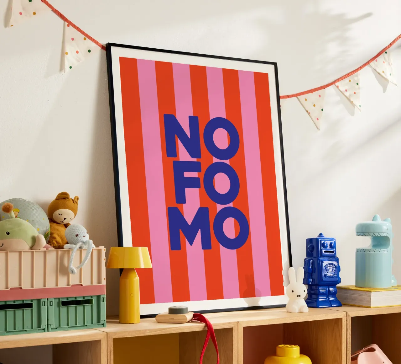 NO FOMO poster con telaio in legno da XOXO Arte