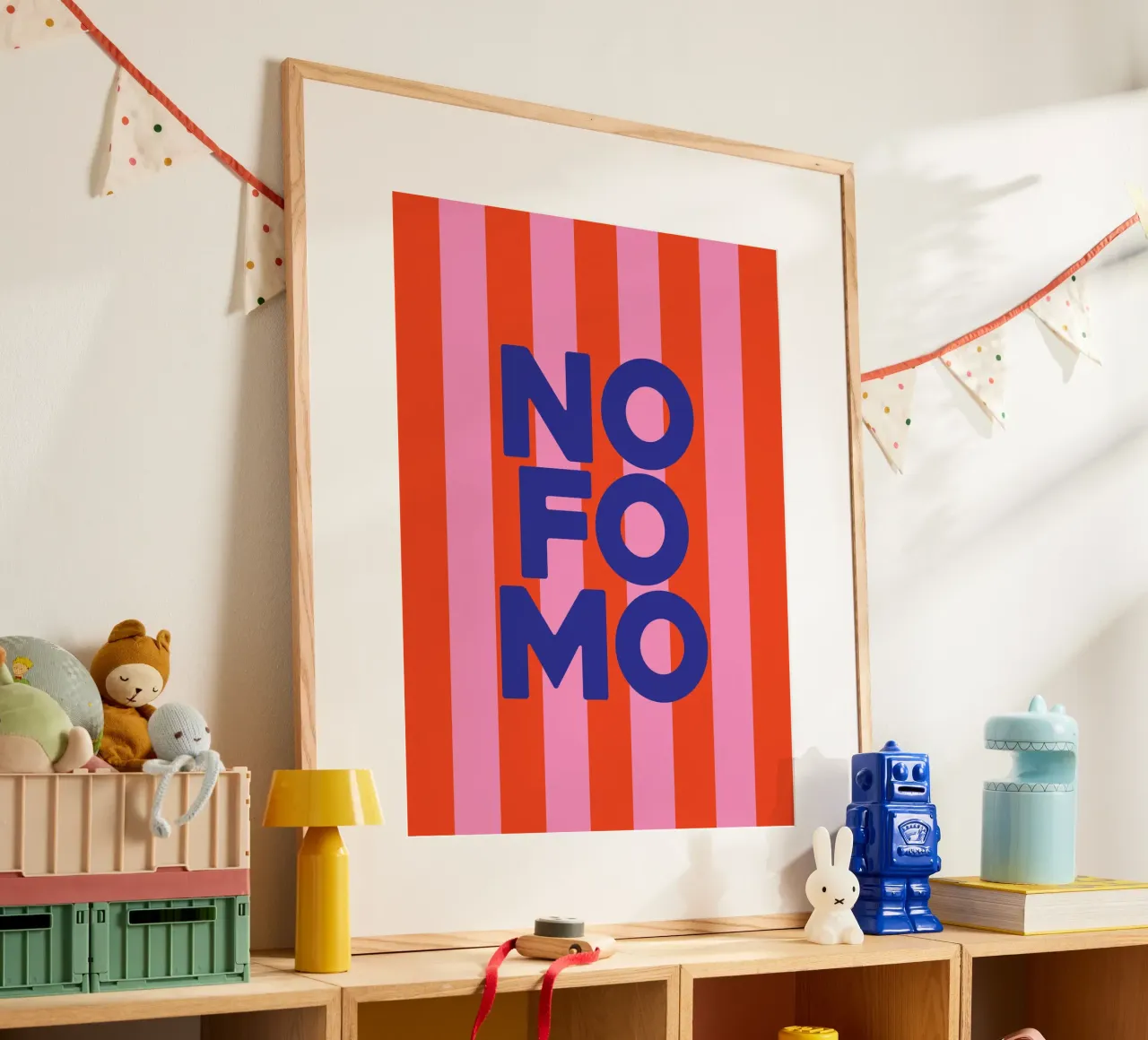 NO FOMO poster con telaio in legno da XOXO Arte