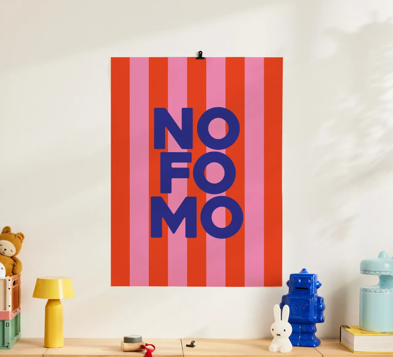 NO FOMO poster con telaio in legno da XOXO Arte