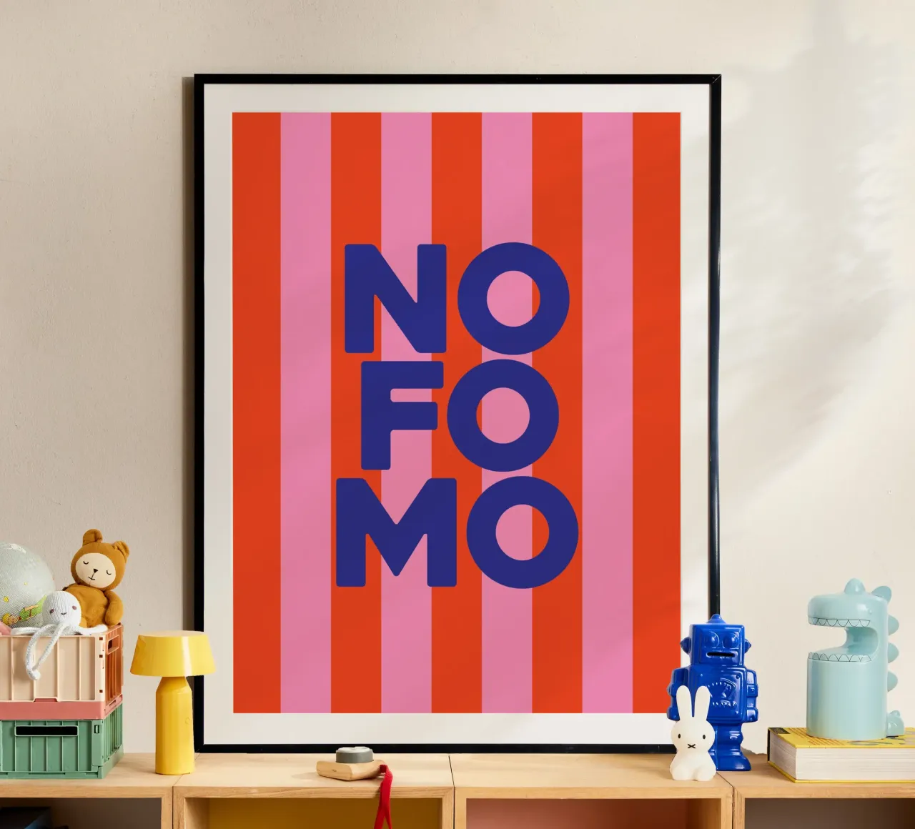 NO FOMO poster con telaio in legno da XOXO Arte
