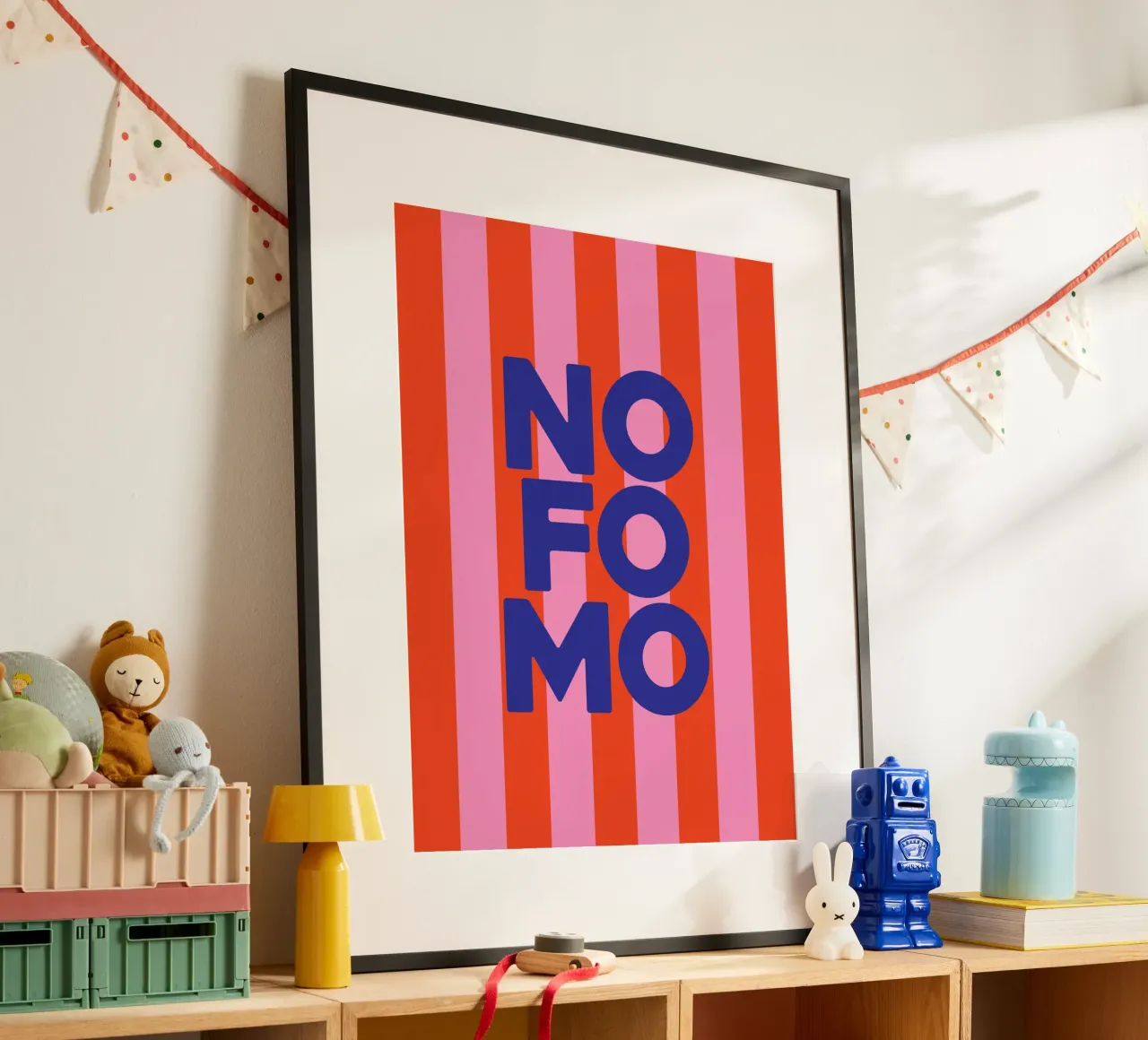 NO FOMO poster con telaio in legno da XOXO Arte