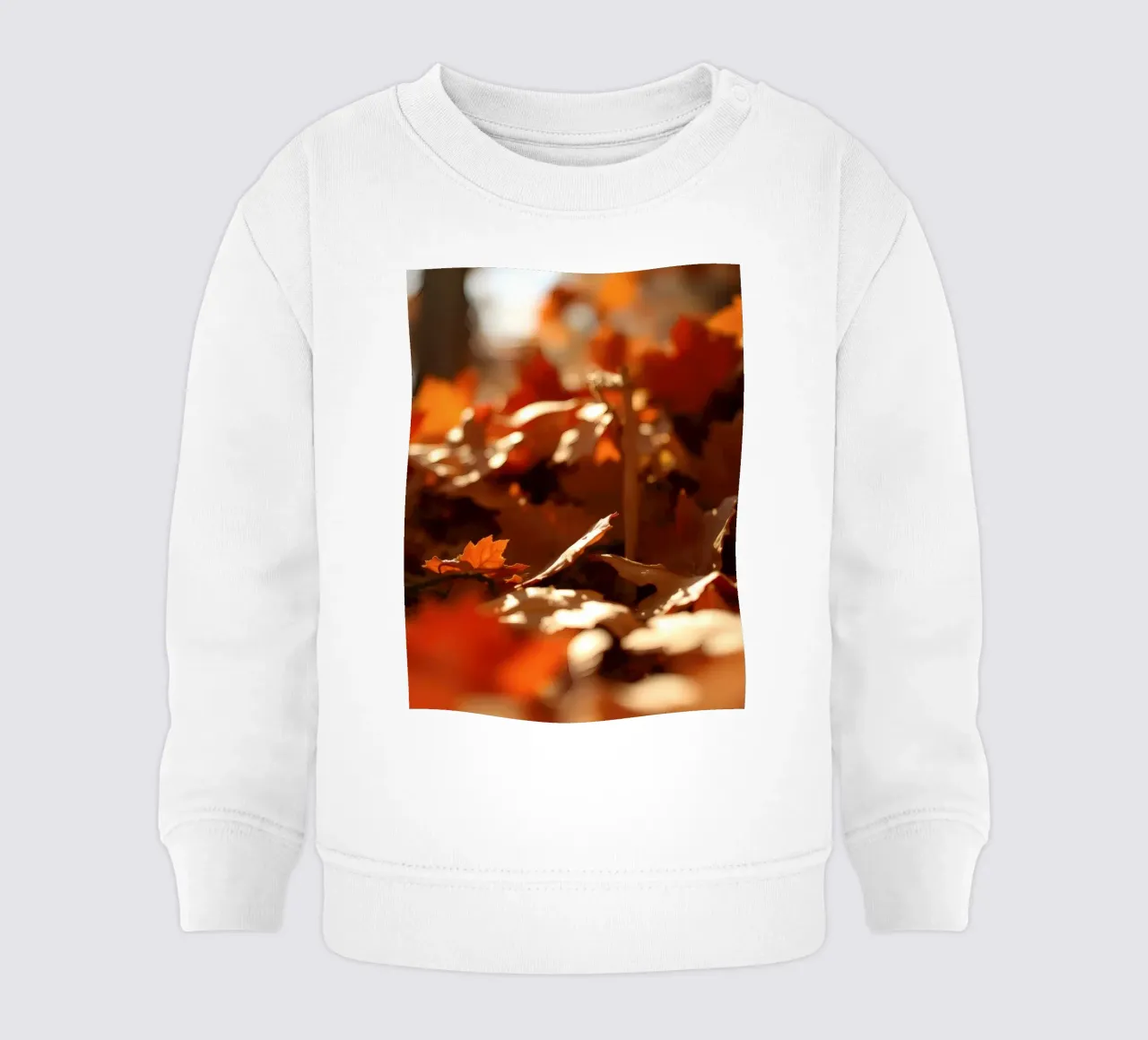 las hojas de otoño cubren el suelo de un parque tranquilo sudadera de bebé de DesignDoodle