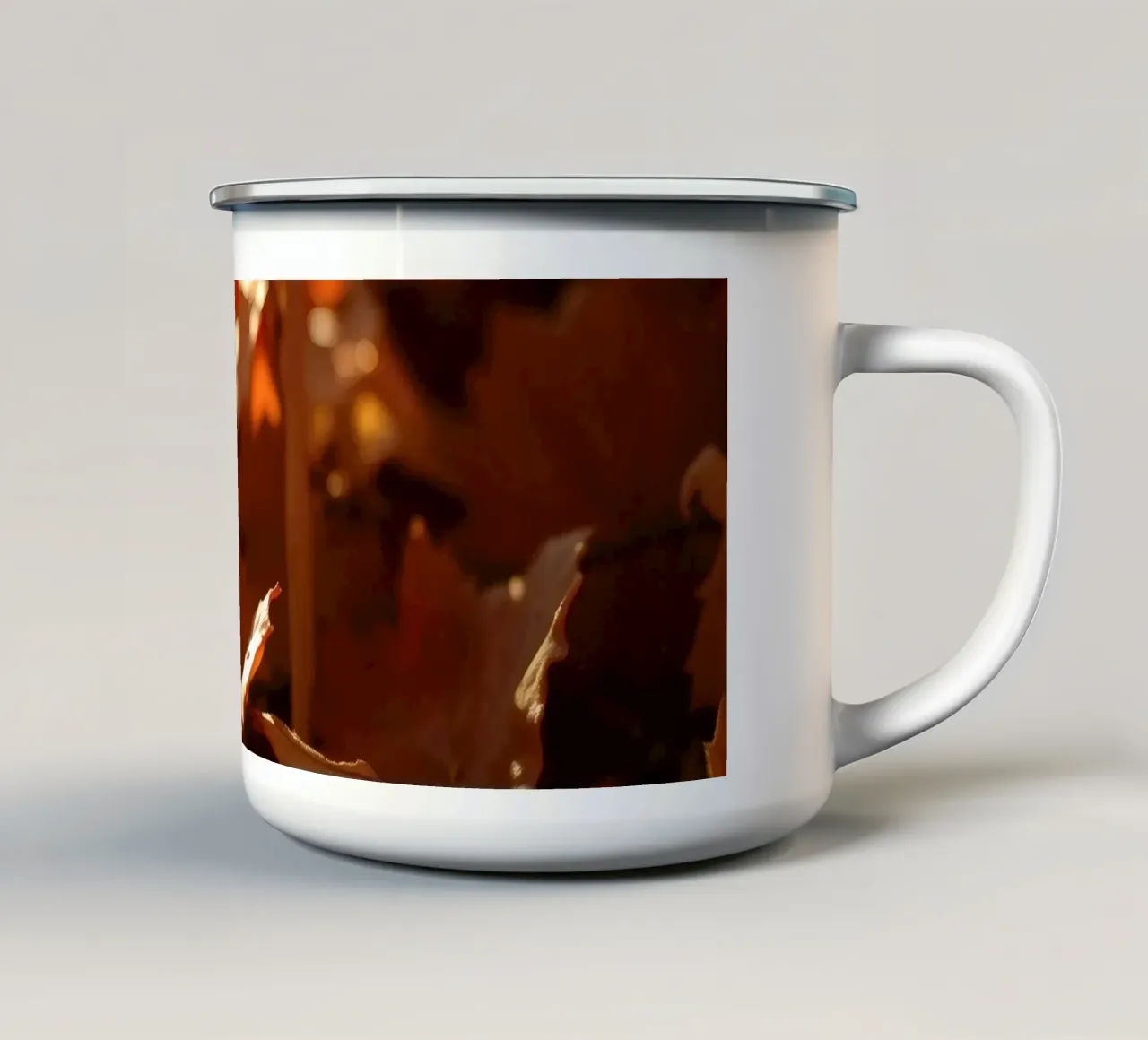 le foglie d'autunno ricoprono il terreno in un parco tranquillo tazza in smalto da DesignDoodle