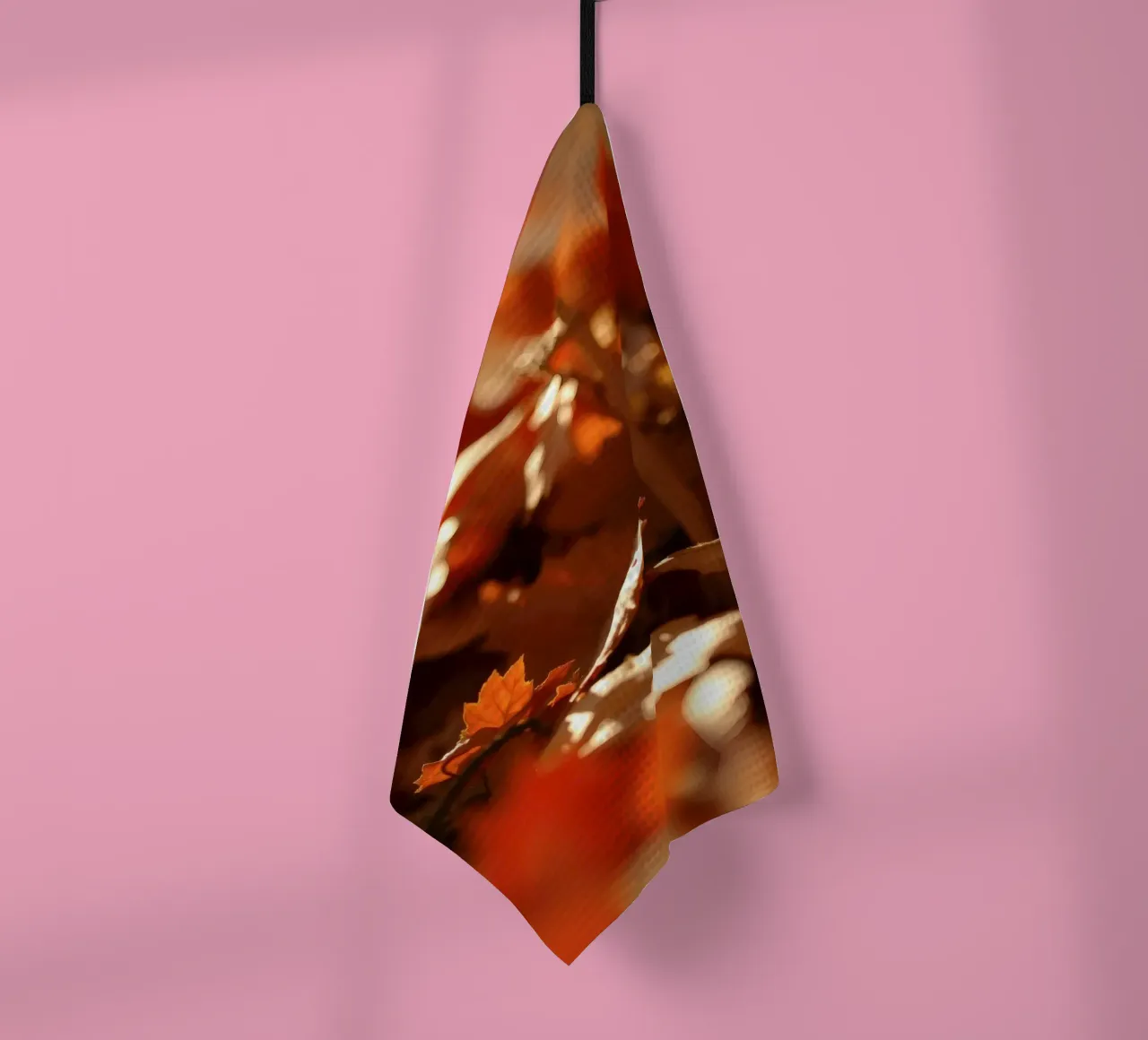 les feuilles d'automne recouvrent le sol d'un parc calme torchon de DesignDoodle