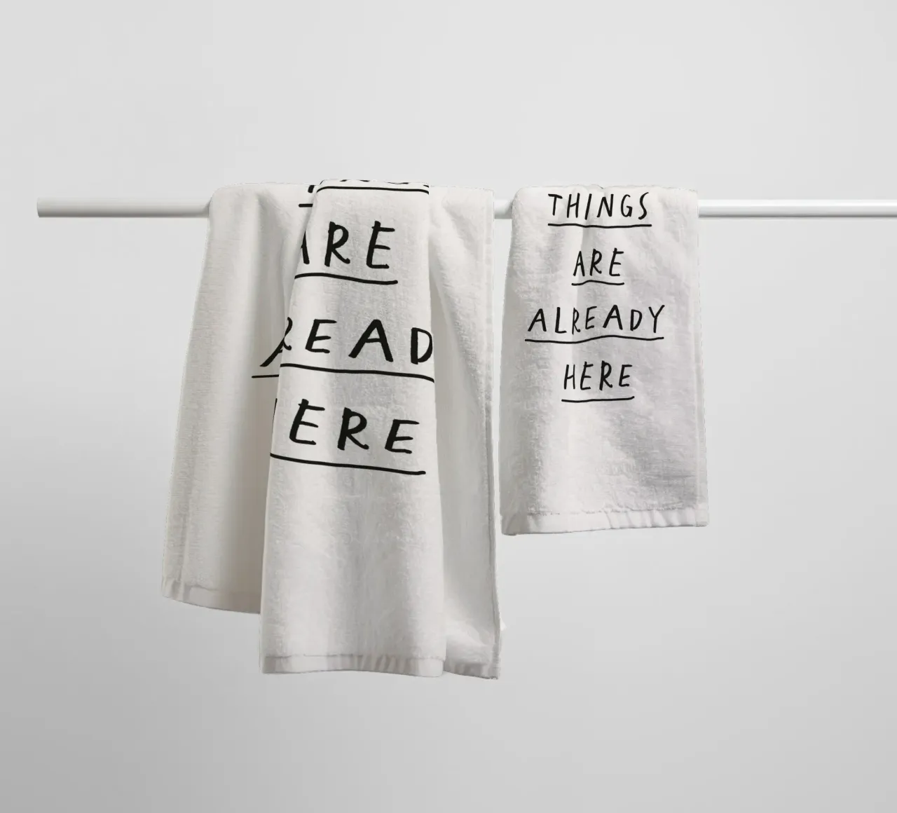 Good Things Are Already Here Typography Print in Black White serviette de bain de THE MOTIVATED TYPE