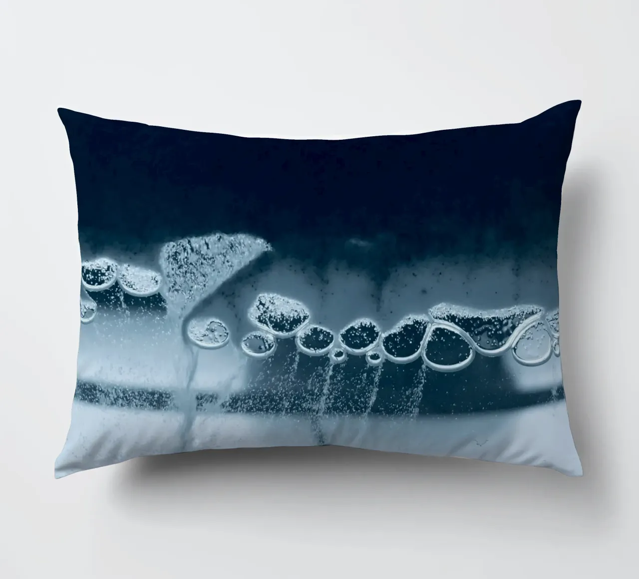 Bolle di sapone cuscino da Inge Hauser Illustration