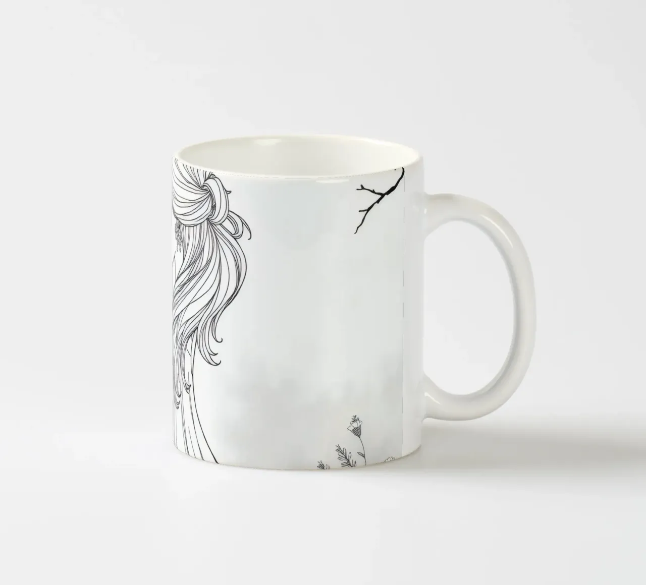 Donna elegante con capelli fluenti in un'opera d'arte in bianco e nero tazza in ceramica da DesignDoodle