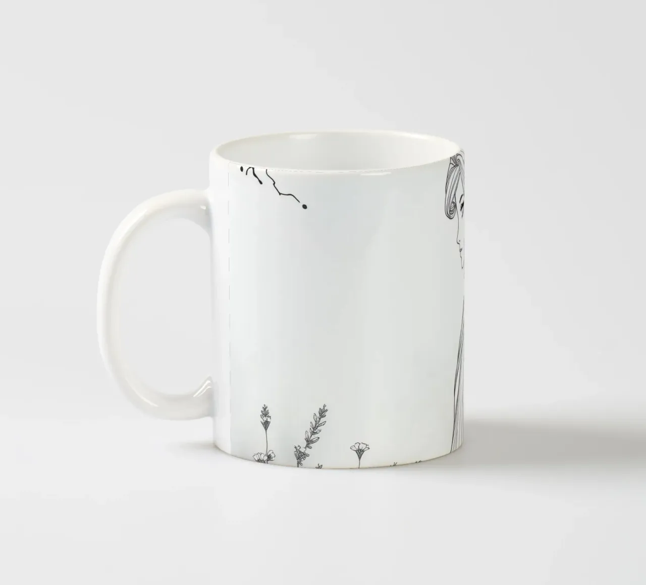 Donna elegante con capelli fluenti in un'opera d'arte in bianco e nero tazza in ceramica da DesignDoodle