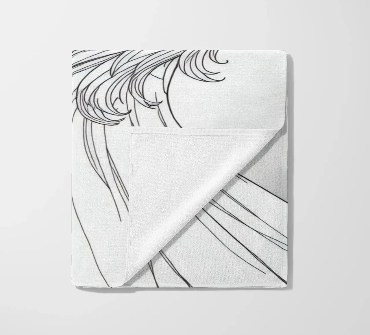 Donna elegante con capelli fluenti in un'opera d'arte in bianco e nero telo mare da DesignDoodle
