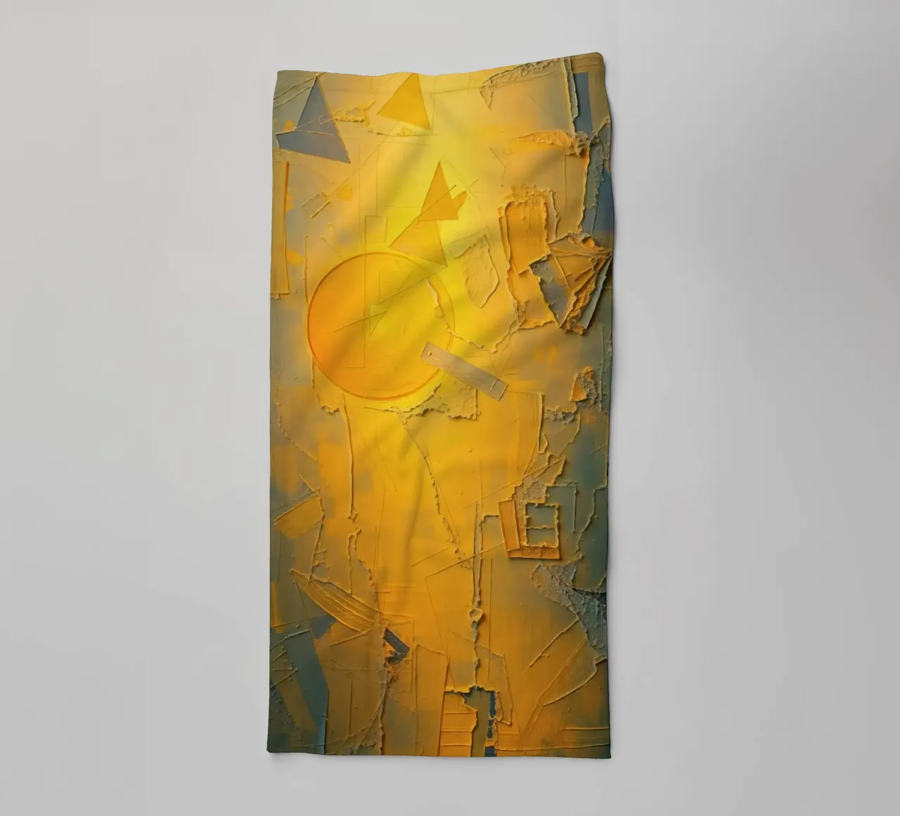 Composition abstraite présentant des formes géométriques et des couleurs chaudes serviette de bain de DesignDoodle