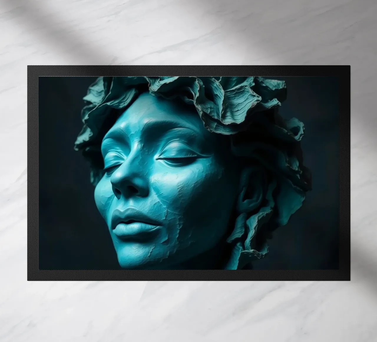 Scultura di una donna calma con capelli fluenti nei toni del verde acqua zerbino da DesignDoodle