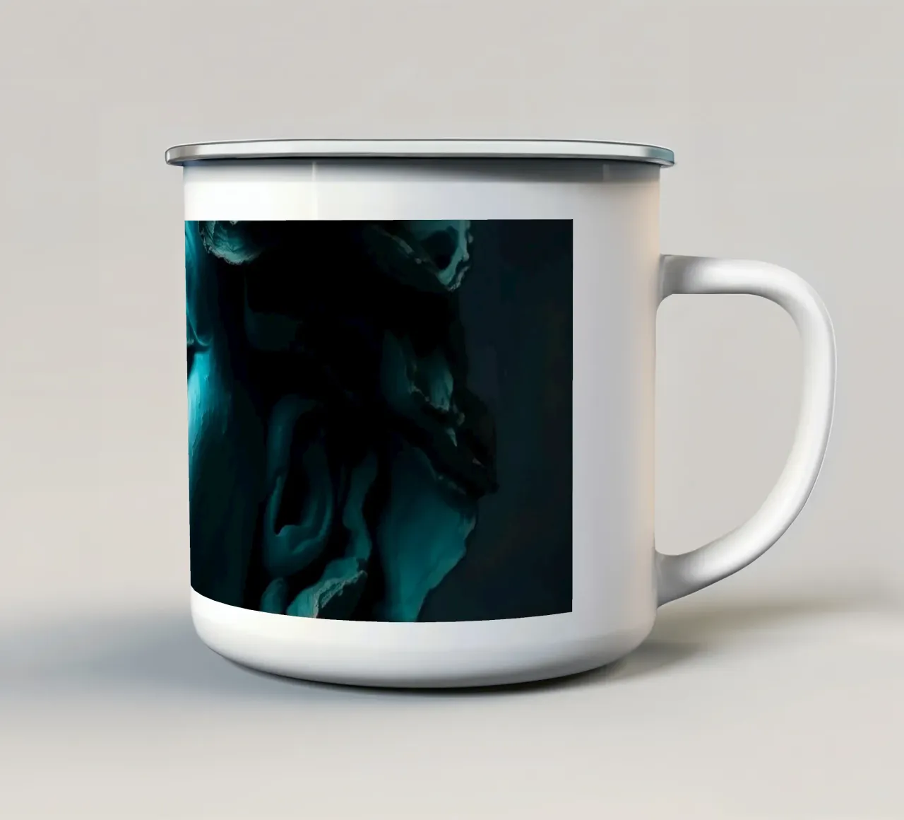 Scultura di una donna calma con capelli fluenti nei toni del verde acqua tazza in smalto da DesignDoodle