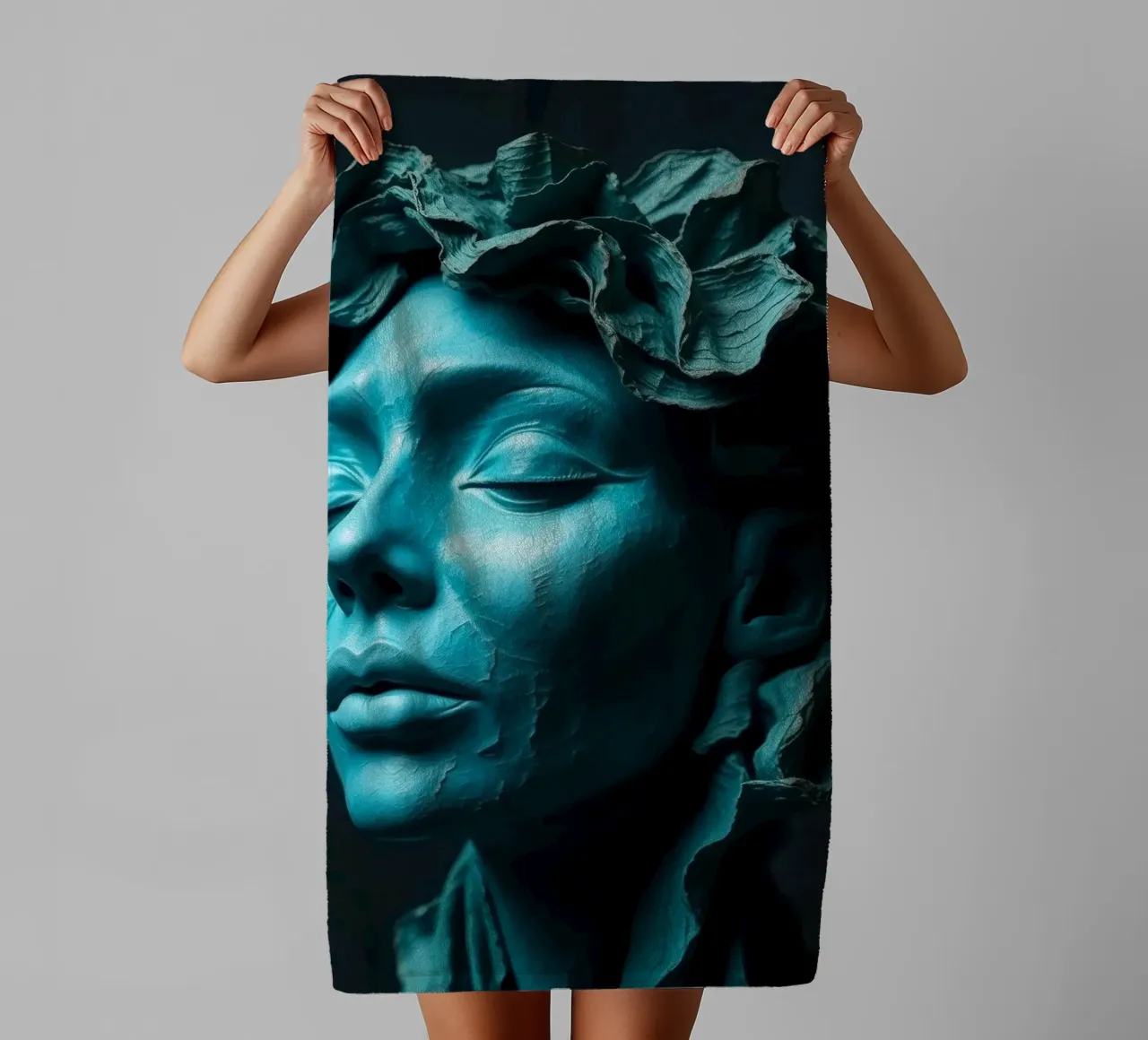Scultura di una donna calma con capelli fluenti nei toni del verde acqua asciugamano da bagno da DesignDoodle
