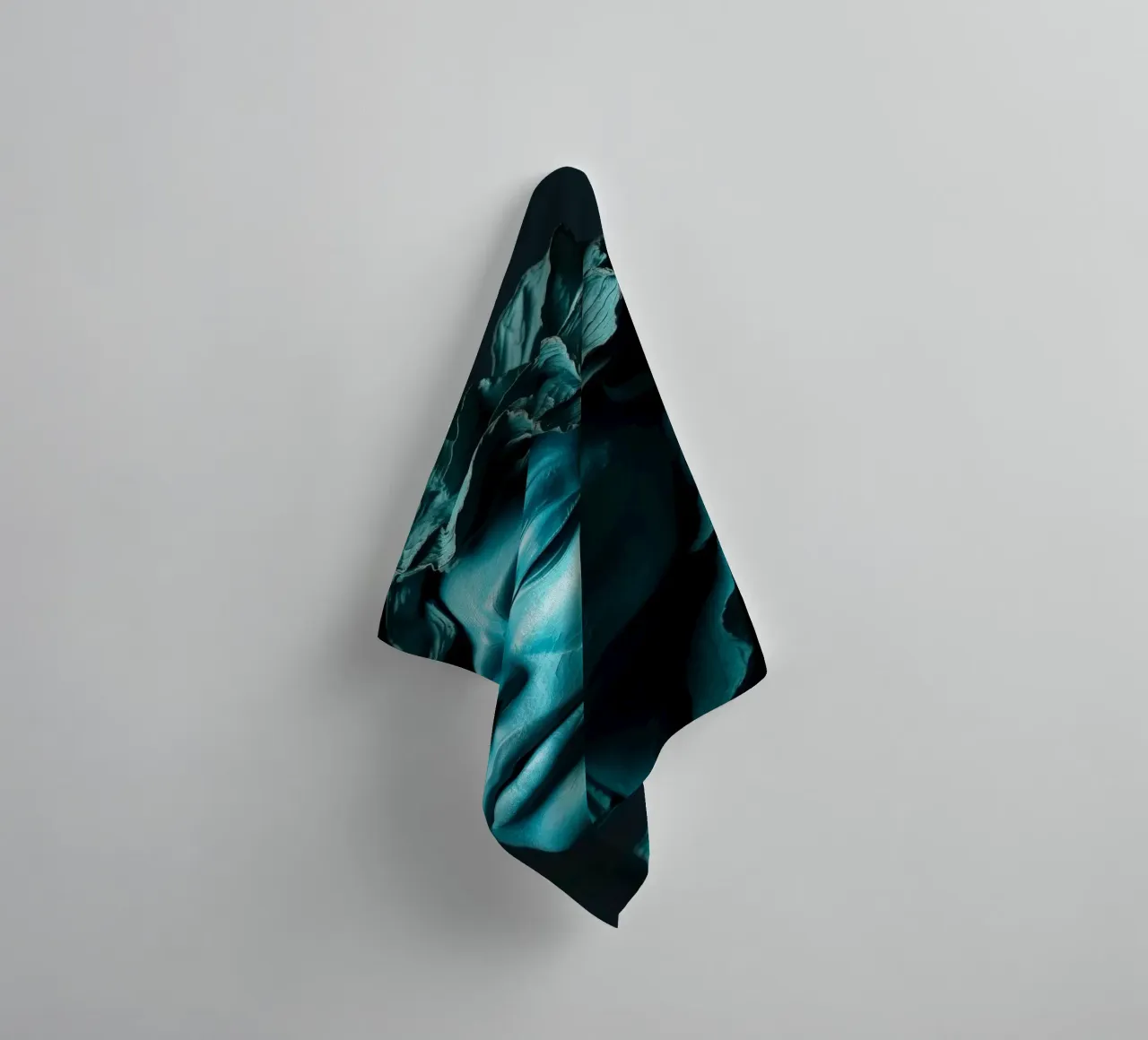 Scultura di una donna calma con capelli fluenti nei toni del verde acqua asciugamano da bagno da DesignDoodle