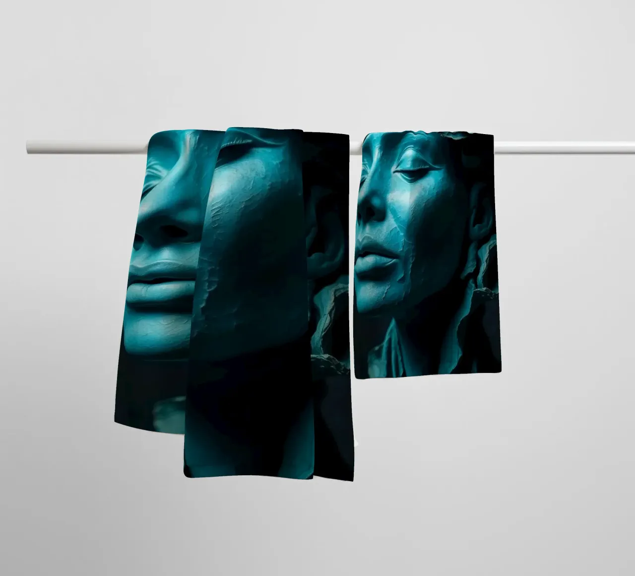Scultura di una donna calma con capelli fluenti nei toni del verde acqua asciugamano da bagno da DesignDoodle