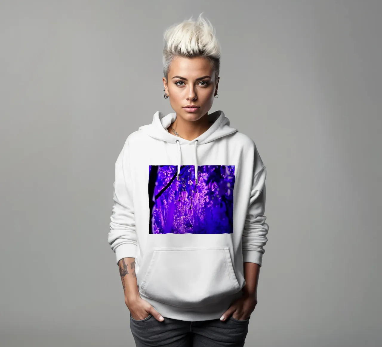 fiori viola e piante luminose in una foresta felpa con cappuccio da DesignDoodle