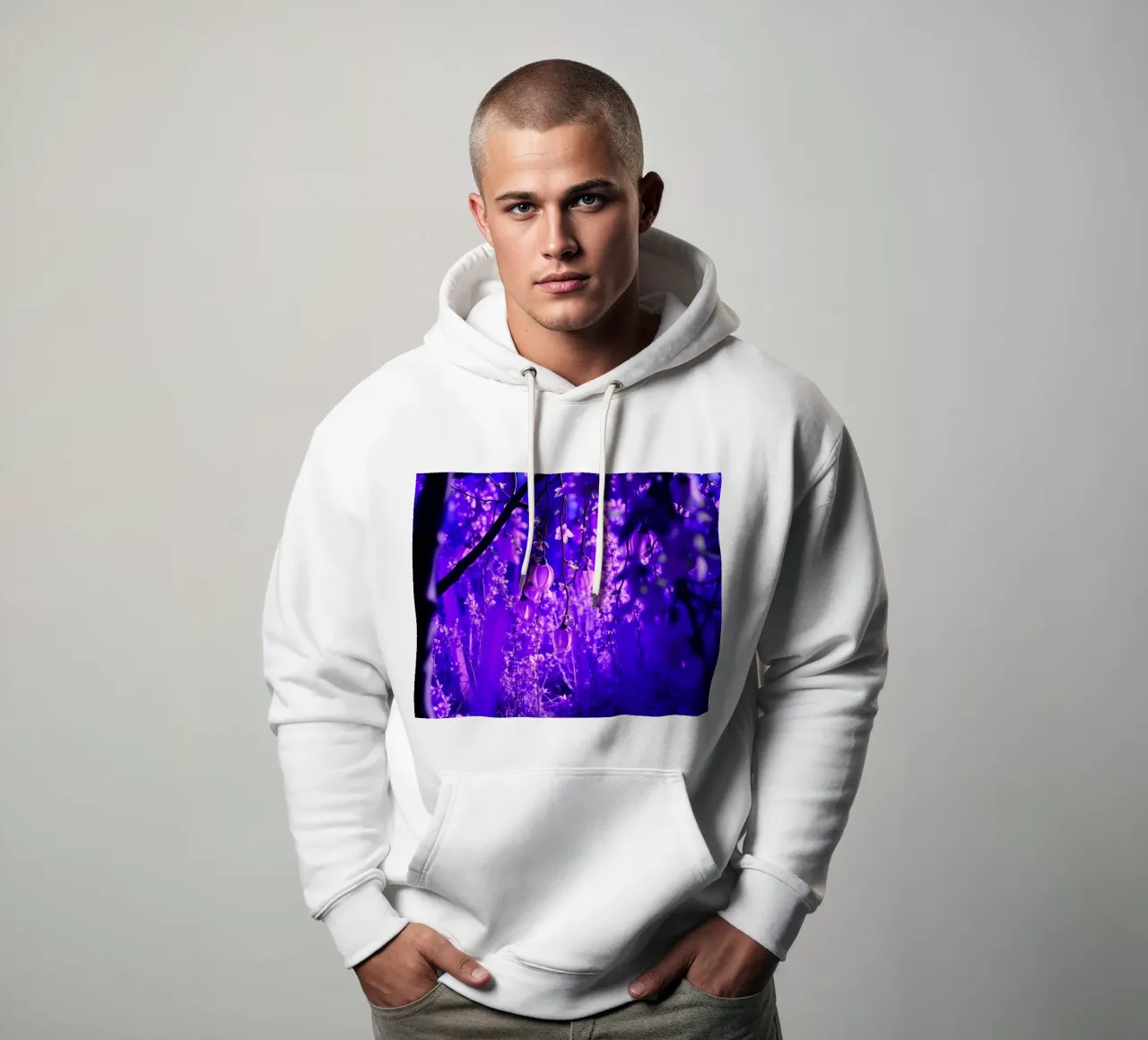 fiori viola e piante luminose in una foresta felpa con cappuccio da DesignDoodle