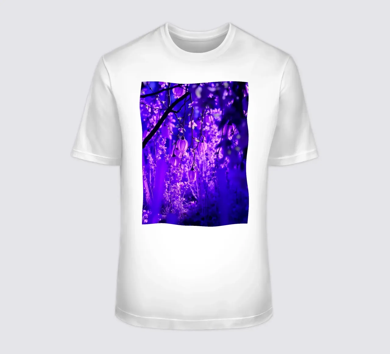 fiori viola e piante luminose in una foresta t-shirt da DesignDoodle