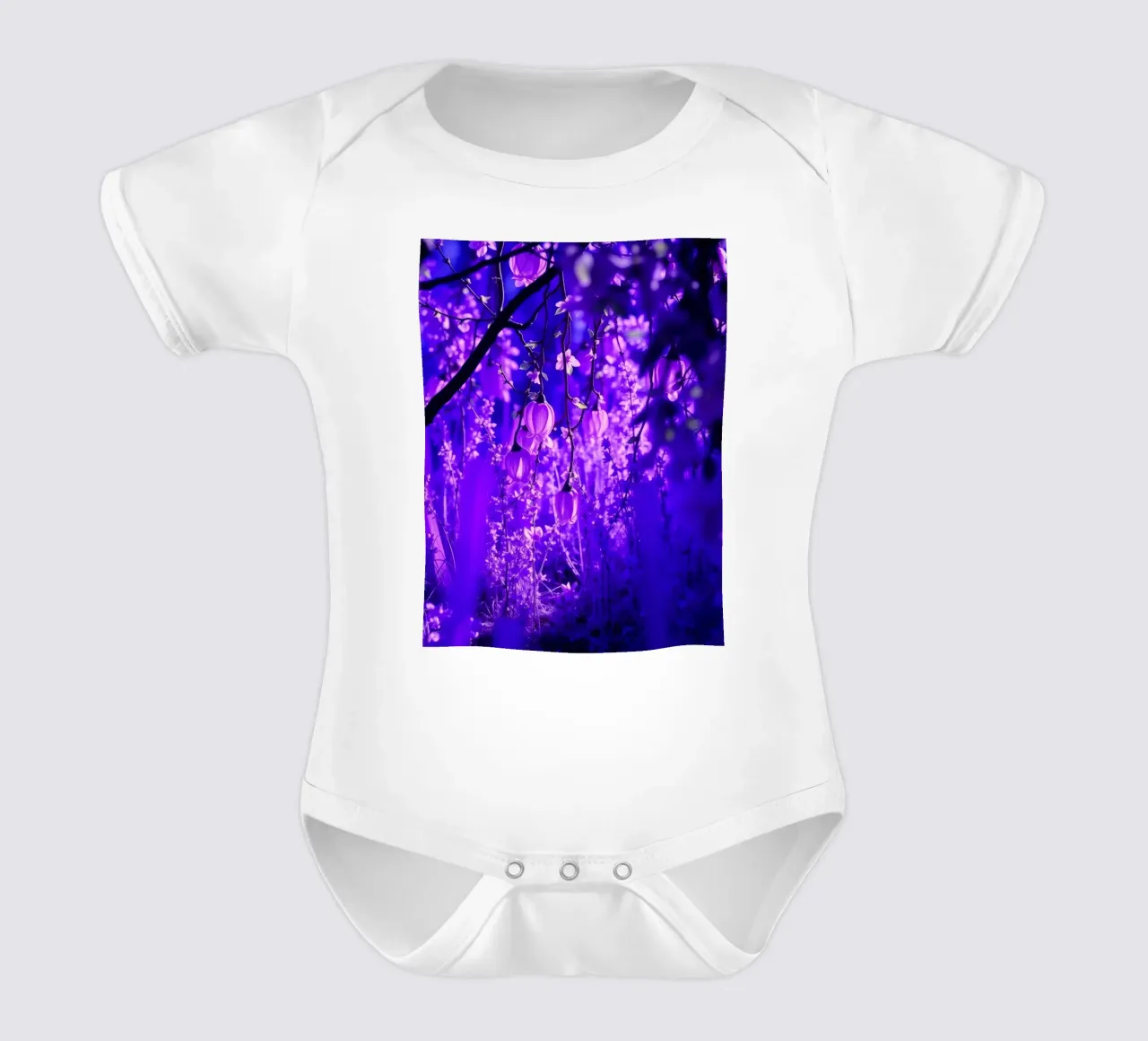 fiori viola e piante luminose in una foresta body neonato maniche corte da DesignDoodle