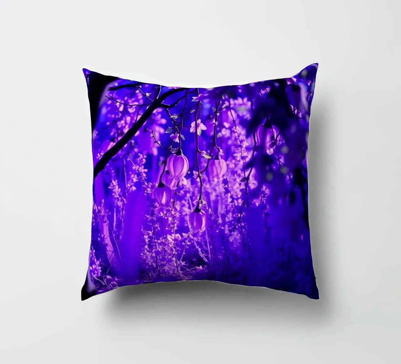fiori viola e piante luminose in una foresta cuscino da DesignDoodle