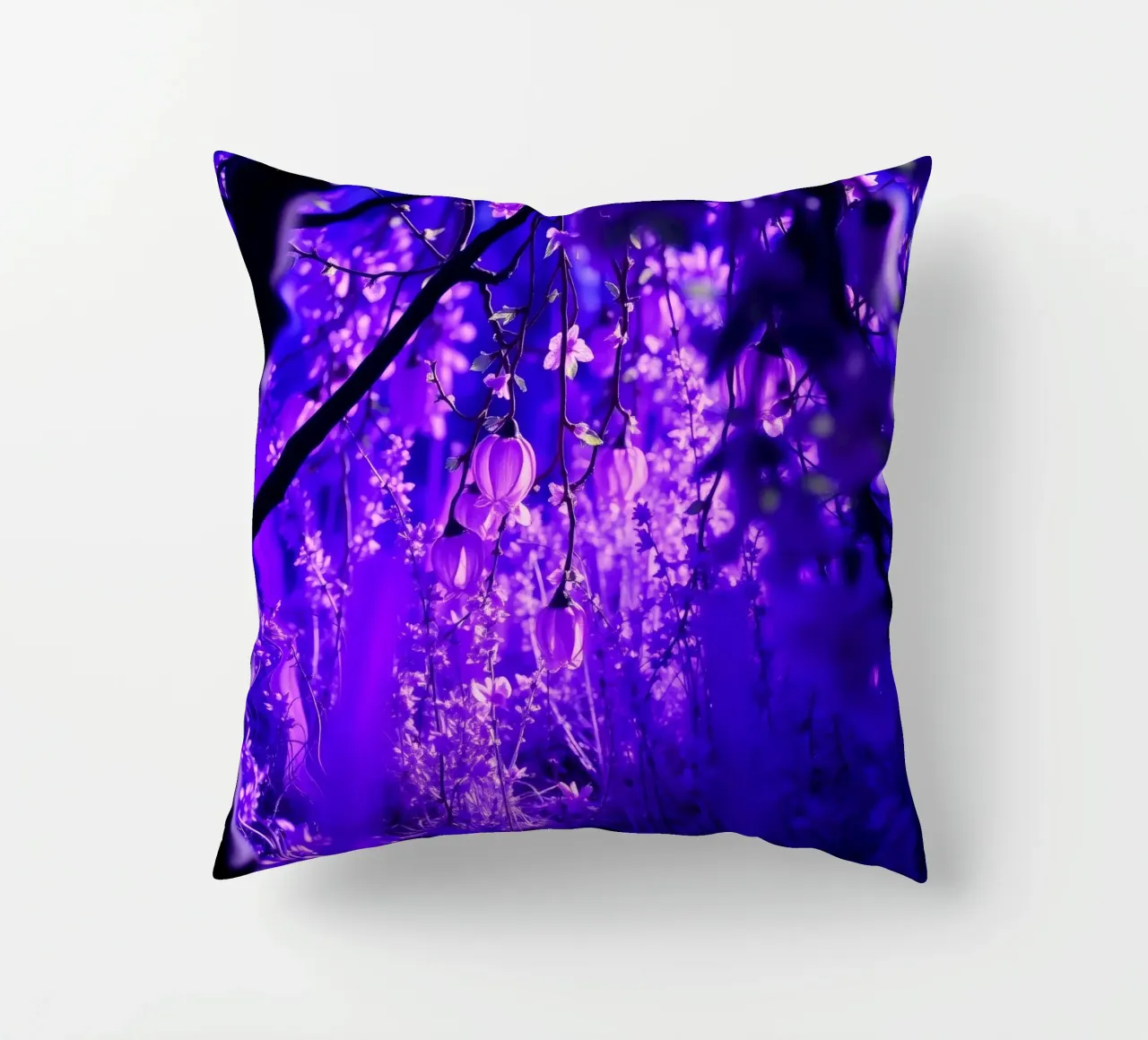 fiori viola e piante luminose in una foresta cuscino da DesignDoodle