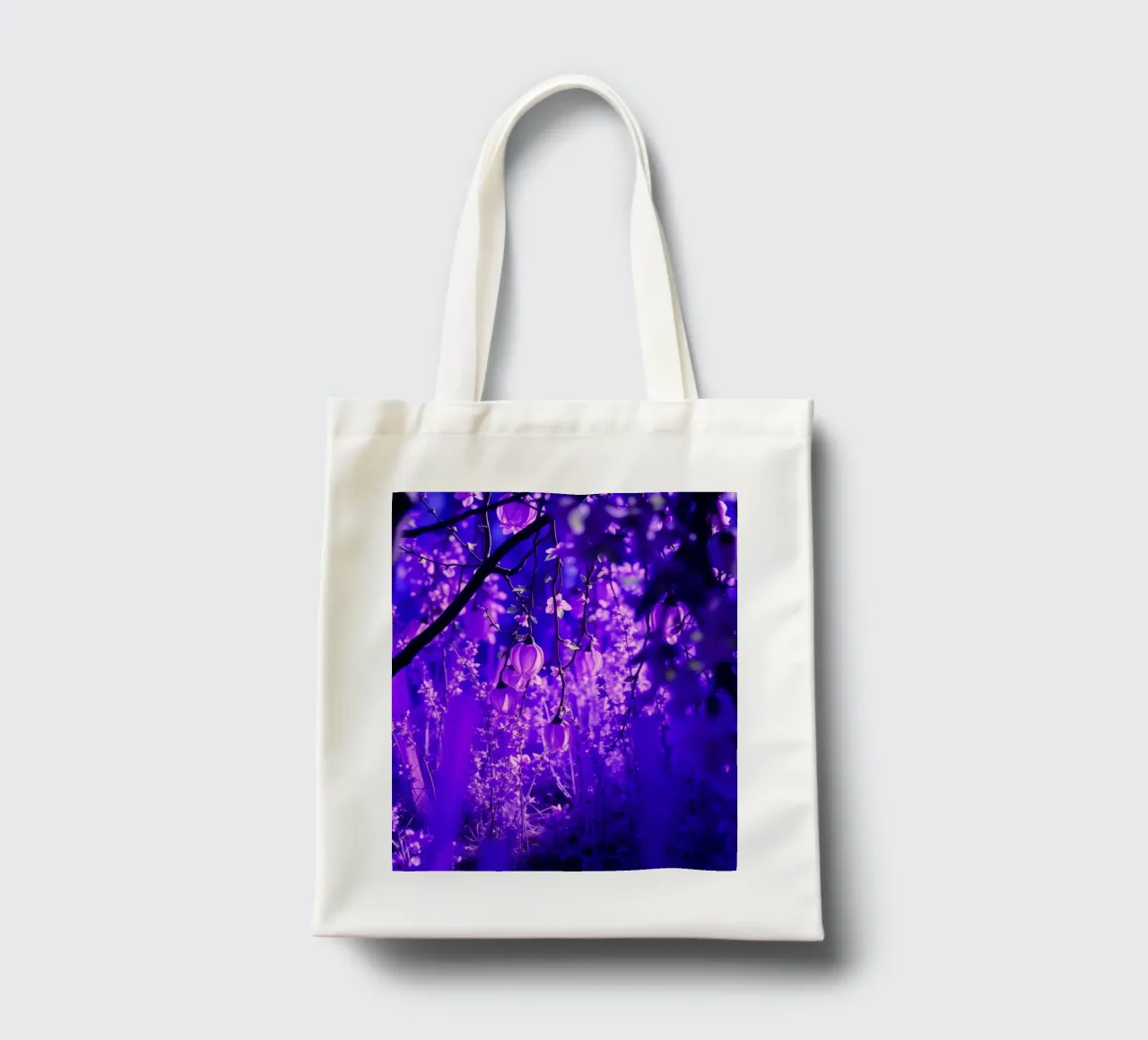 fiori viola e piante luminose in una foresta borsa in juta da DesignDoodle