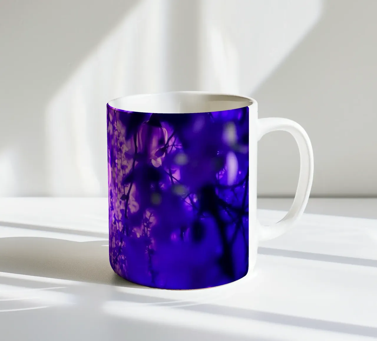 fiori viola e piante luminose in una foresta tazza in ceramica da DesignDoodle