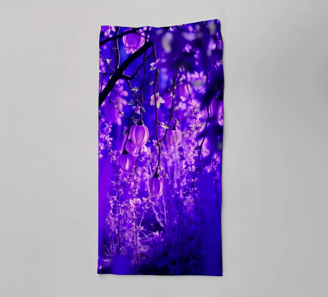 fiori viola e piante luminose in una foresta asciugamano da bagno da DesignDoodle
