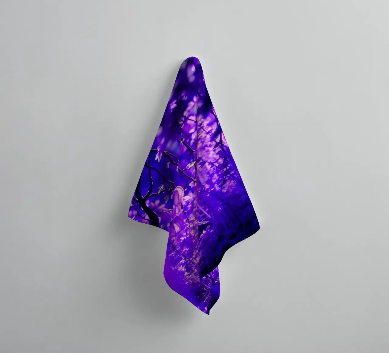 fiori viola e piante luminose in una foresta asciugamano da bagno da DesignDoodle