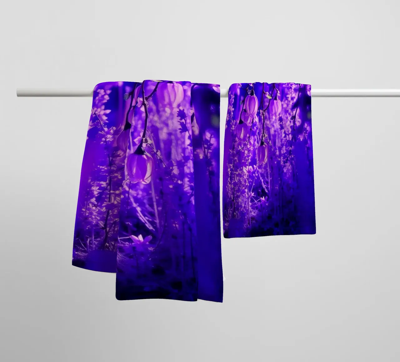 fiori viola e piante luminose in una foresta asciugamano da bagno da DesignDoodle
