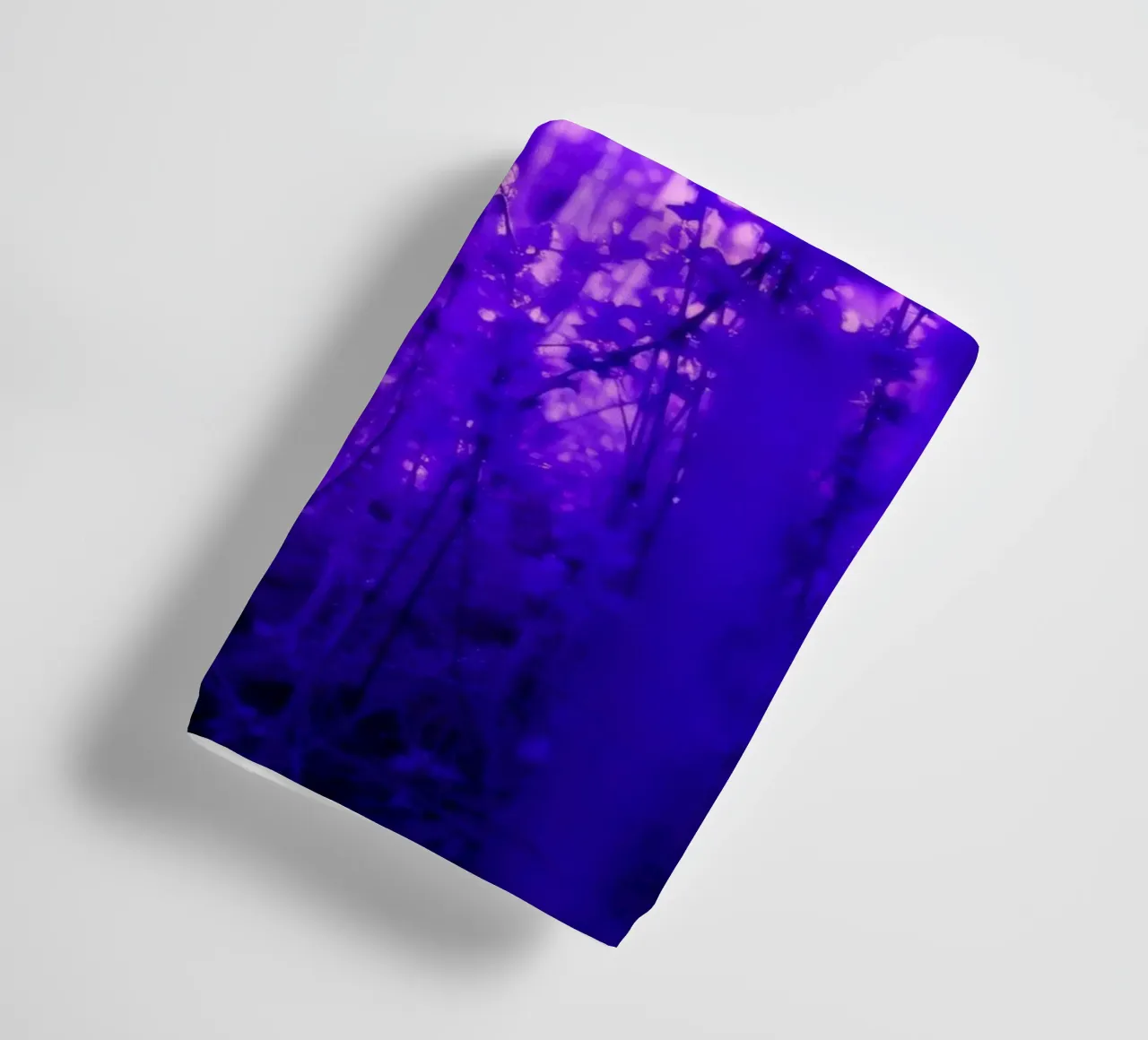 fiori viola e piante luminose in una foresta asciugamano da bagno da DesignDoodle